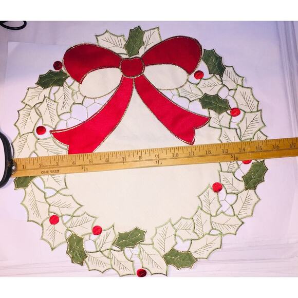 Christmas Placemats (2) Excellent Pre-Owned Condition 15.5" round - Picture 5 of 6